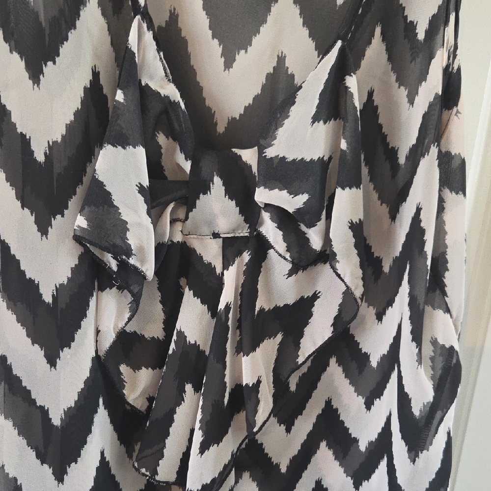Chevron Pattern Sleeveless Top - Picture 3 of 3